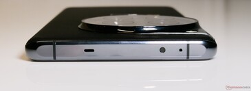 Boven: Luidsprekeropening, IR blaster, Microfoon