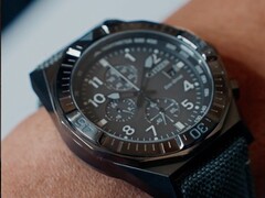 Een close-upfoto van de Citizen Nighthawk CA0897-04H met zijn donkergrijze wijzerplaat.