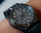 Een close-upfoto van de Citizen Nighthawk CA0897-04H met zijn donkergrijze wijzerplaat.