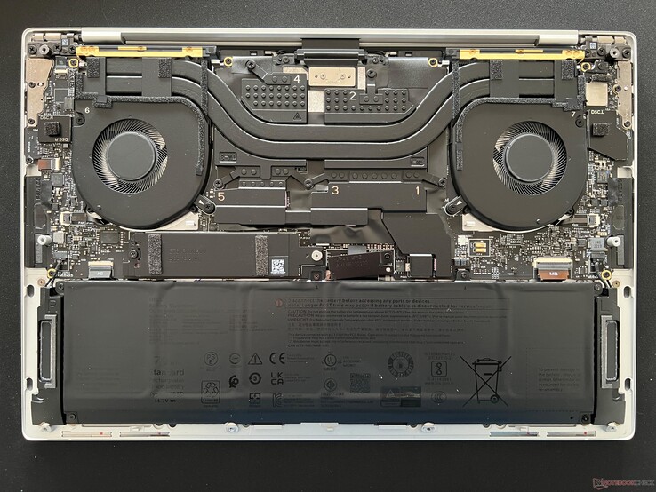 Dell XPS 14 ter vergelijking. Koeling oplossing is licht gewijzigd indien geconfigureerd met RTX 4050 graphics