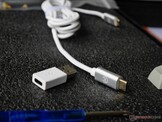 Een gevlochten metalen USB type-C-naar-C-kabel en een type-A-naar-C-adapter worden meegeleverd. 
