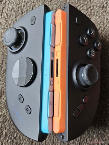De M12S-controllers klikken magnetisch vast, net als de originele exemplaren.
