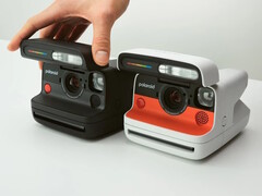 De Polaroid Flip instant camera met een hyperfocaal lenssysteem is verkrijgbaar in zwarte en witte kleuren. (Afbeeldingsbron: Polaroid)