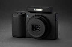 Ricoh GR IV Monochrome getoond met optionele externe flitser. (Afbeeldingsbron: Ricoh)