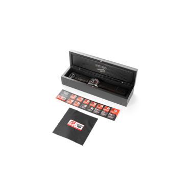 De doos bevat een Seiko Supercars-speld, een reinigingsdoekje en een individueel genummerd certificaat