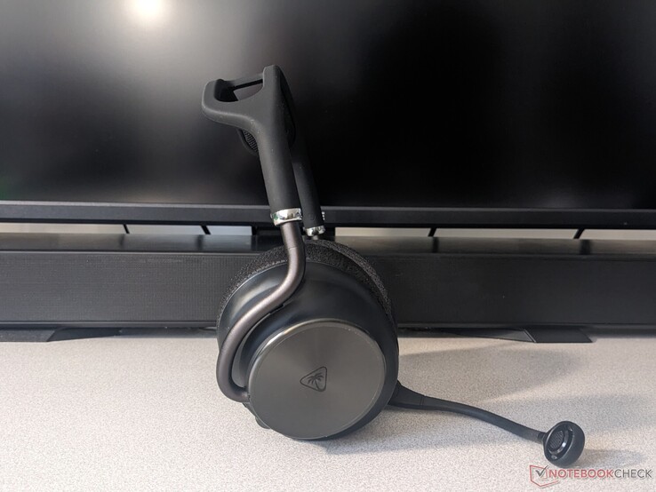 De zijkant van de Turtle Beach Stealth Pro II wordt getoond met microfoon
