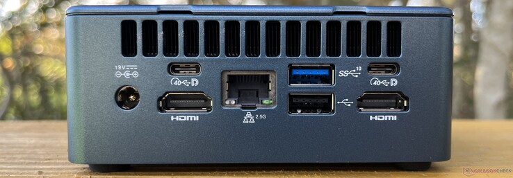Achterkant: DC in, 2x USB4 (40 Gbps, DisplayPort), 2x HDMI 2.0, Ethernet (2,5 G), 1x USB-A 3.2 Gen 2 (10 Gbps), USB-A 2.0