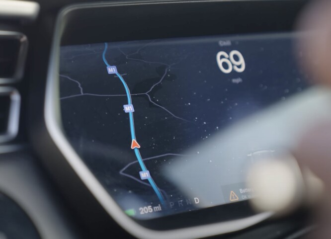 De Model S schatte aanvankelijk een actieradius van 205 mijl, waarschijnlijk gebaseerd op Pauls zuinige rijstijl. (Bron: AutoTrader via YouTube)