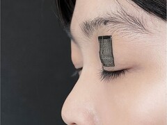 Een afbeelding van de sensor op het ooglid van een persoon (Beeldbron: Jun Chen Lab/UCLA; bijgesneden)