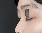 Een afbeelding van de sensor op het ooglid van een persoon (Beeldbron: Jun Chen Lab/UCLA; bijgesneden)