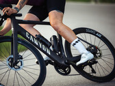 De Canyon Endurace:ONfly e-bike (op de foto) heeft een slanke, op het stuur gemonteerde afstandsbediening die de modi omschakelt en de ondersteuningsstatus weergeeft. (Afbeelding bron: Canyon)