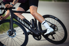 De Canyon Endurace:ONfly e-bike (op de foto) heeft een slanke, op het stuur gemonteerde afstandsbediening die de modi omschakelt en de ondersteuningsstatus weergeeft. (Afbeelding bron: Canyon)