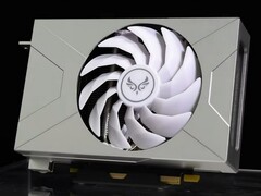 Zephyr laat de prachtige volledig metalen RTX 4070 Sakura Snow X vallen (Afbeelding bron: Zephyr)