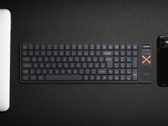 Iqunix Magi96 draadloos mechanisch toetsenbord op een bureau met andere technologie