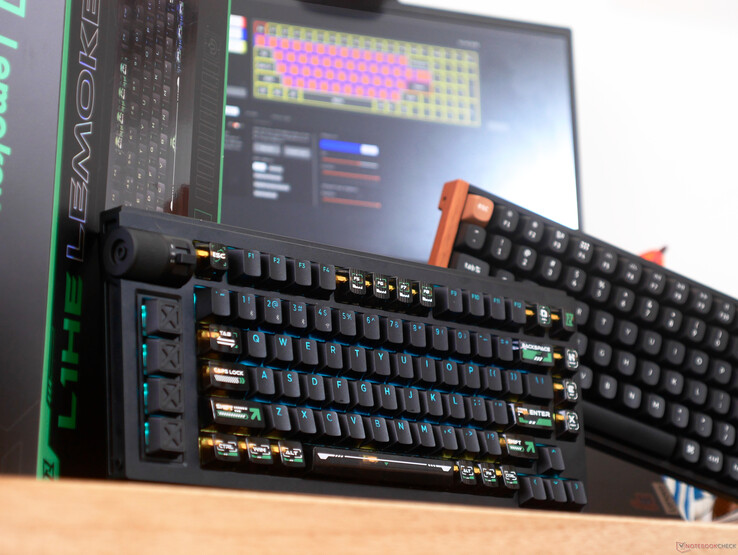 Doorschijnende keycaps op Lemokey L1 HE toetsenbord op een bureau voor een laptop en K4 HE toetsenbord