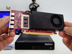 Een afbeelding van de AMD RX7400 GPU boven een Lenovo ThinkStation.