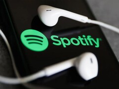 Een afbeelding van een koptelefoon op een telefoon met het Spotify-logo. (Afbeeldingsbron: Jakub Porzycki/NurPhoto - Getty Images)