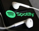 Een afbeelding van een koptelefoon op een telefoon met het Spotify-logo. (Afbeeldingsbron: Jakub Porzycki/NurPhoto - Getty Images)