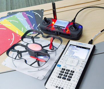 Een kabel verbindt de TI Nspire CX II grafische rekenmachine met de Robolink CoDrone Edu controller voor het programmeren van drones. (Afbeeldingsbron: TI)