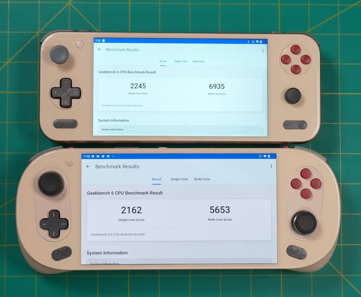 Ayaneo Pocket S2 (boven) en Ayaneo Pocket Evo (onder) tonen de Geekbench 6 CPU-benchmarkresultaten, met hogere single-core en multi-core scores op de Pocket S2. (Afbeeldingsbron: Retro Game Corps)
