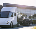 Tesla plaagde ook de Cybertruck op de achterkant van zijn Semi, wat erop wijst dat sommige leveringen misschien via de elektrische transporteur zullen gebeuren. (Afbeeldingsbron: Tesla)