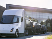 Tesla plaagde ook de Cybertruck op de achterkant van zijn Semi, wat erop wijst dat sommige leveringen misschien via de elektrische transporteur zullen gebeuren. (Afbeeldingsbron: Tesla)