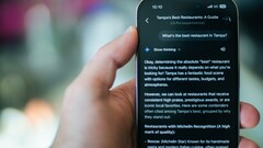 Iemand die hun telefoon gebruikt om een restaurant te vinden met Gemini