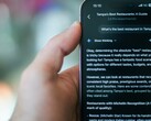 Iemand die hun telefoon gebruikt om een restaurant te vinden met Gemini