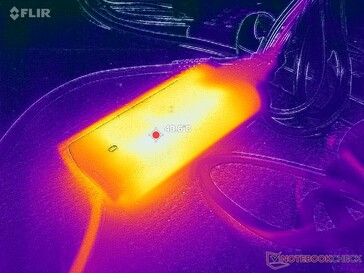 AC-adapter bereikt meer dan 41 C bij zware belastingen