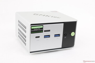 Voorkant: USB-C 4.0 met DisplayPort 1.4 + Power Delivery 3.0 (40 Gbps), 2x USB-A 3.2 (10 Gbps), OcuLink (PCIe4 x4), 3,5 mm headset, aan/uit-knop