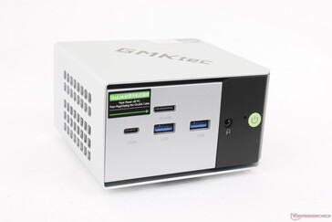 Voorkant: USB-C 4.0 met DisplayPort 1.4 + Power Delivery 3.0 (40 Gbps), 2x USB-A 3.2 (10 Gbps), OcuLink (PCIe4 x4), 3,5 mm headset, aan/uit-knop