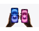 Een promotionele afbeelding voor de iPhone 16 waarop twee paar handen te zien zijn die twee verschillende kleurvarianten vasthouden op een grijze achtergrond. (Afbeelding Bron: Apple)