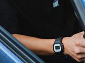 Een persoon die het Casio G-Shock DW5600TT25-1 x Toyo Tires-horloge draagt, terwijl hij in een auto zit.