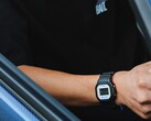Een persoon die het Casio G-Shock DW5600TT25-1 x Toyo Tires-horloge draagt, terwijl hij in een auto zit.