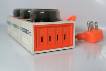 2 USB-C poorten zijn berekend op 140 W en 100 W, en de andere twee op 30 W vermogen.