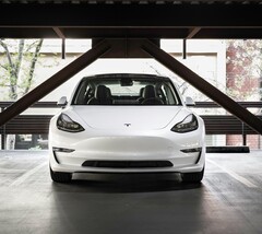 Een Tesla Model 3. Een nieuw rapport onthult dat EV&#039;s, waaronder Tesla&#039;s, sneller afschrijven dan ICE (bron: Charlie Deets op Unsplash)
