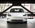 Een Tesla Model 3. Een nieuw rapport onthult dat EV's, waaronder Tesla's, sneller afschrijven dan ICE (bron: Charlie Deets op Unsplash)