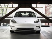 Een Tesla Model 3. Een nieuw rapport onthult dat EV's, waaronder Tesla's, sneller afschrijven dan ICE (bron: Charlie Deets op Unsplash)