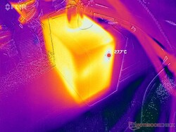 AC-adapter blijft relatief koel bij minder dan 28 C wanneer zware belastingen worden uitgevoerd