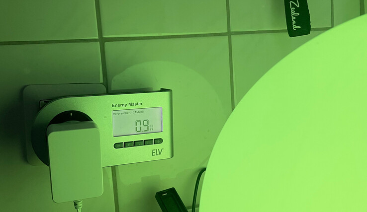 De Eve Flare verbruikt maximaal 1 watt (hier 0,9 watt) als hij op groen staat. (foto: Andreas Sebayang/Notebookcheck.com)