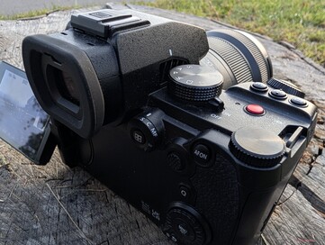 Veel knoppen en draaiknoppen: De Lumix S5-II