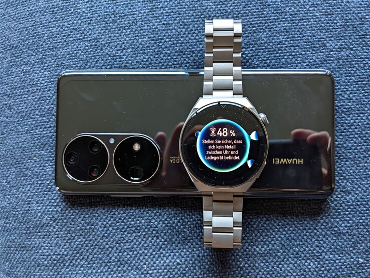 De Huawei Watch GT 3 Pro laadt draadloos op via de Qi-standaard, ook op overeenkomstige smartphones