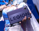 De Legion Y700 Infinite wordt een lichte en slanke tablet. Afbeelding: een foto waarop de tablet door een cosplayer wordt vastgehouden. 