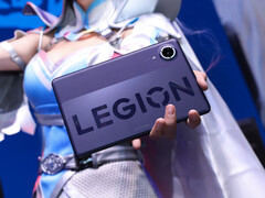 De Legion Y700 Infinite wordt een lichte en slanke tablet. Afbeelding: een foto waarop de tablet door een cosplayer wordt vastgehouden.