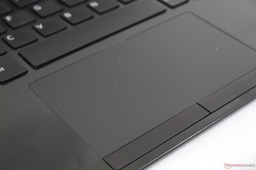 Het touchpad is soepel bij gemiddelde tot hoge snelheden, terwijl langzamere snelheden de neiging hebben te blijven hangen. De klikkende geïntegreerde muisknoppen hebben een bevredigende feedback