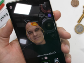 Zach Nelson test de UI van de Pixel 7 Pro uit. (Bron: JerryRigEverything via YouTube)