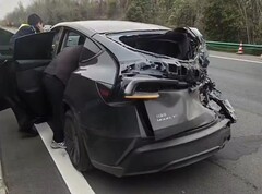 Een 2025 Tesla Model Y bewijst zijn stevigheid tijdens een crash in China (bron: Aron Li n X)
