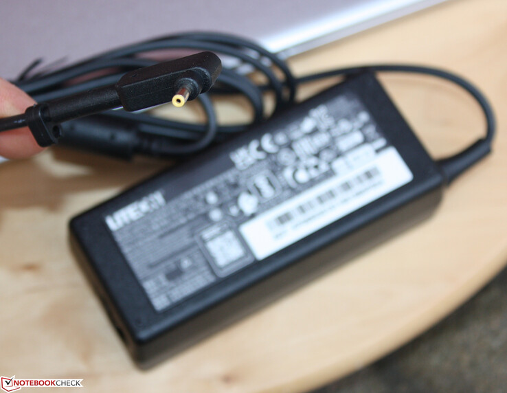 De 65-watt stroomadapter wordt geleverd met een barrel plug, niet met USB Type-C.