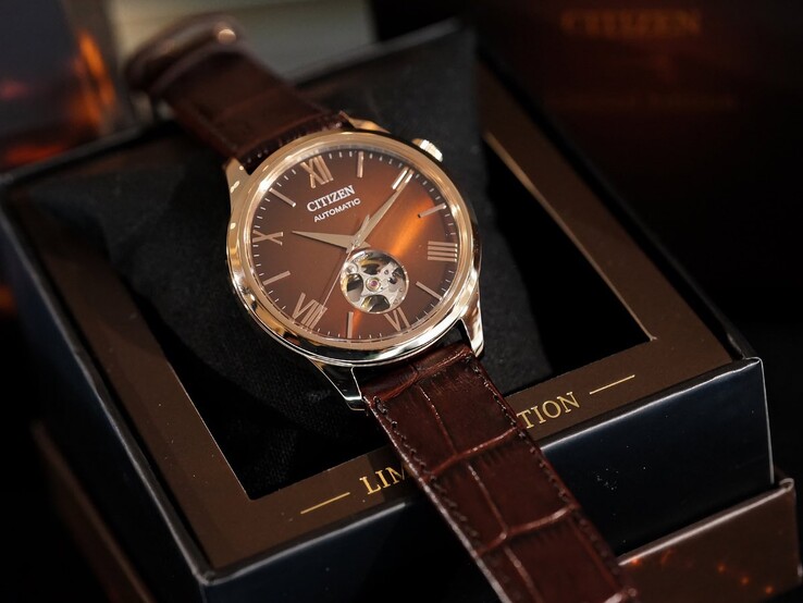 Het Citizen „Autumn Light“-horloge rust op een lichtgekleurd kussentje in een donkere, elegante presentatiedoos. Op de binnenrand van de doos staat in gouden letters „LIMITED EDITION“ vermeld.