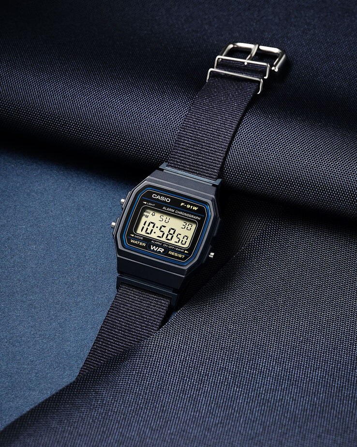 Casio F-91WF-2A met een marineblauwe stoffen band.